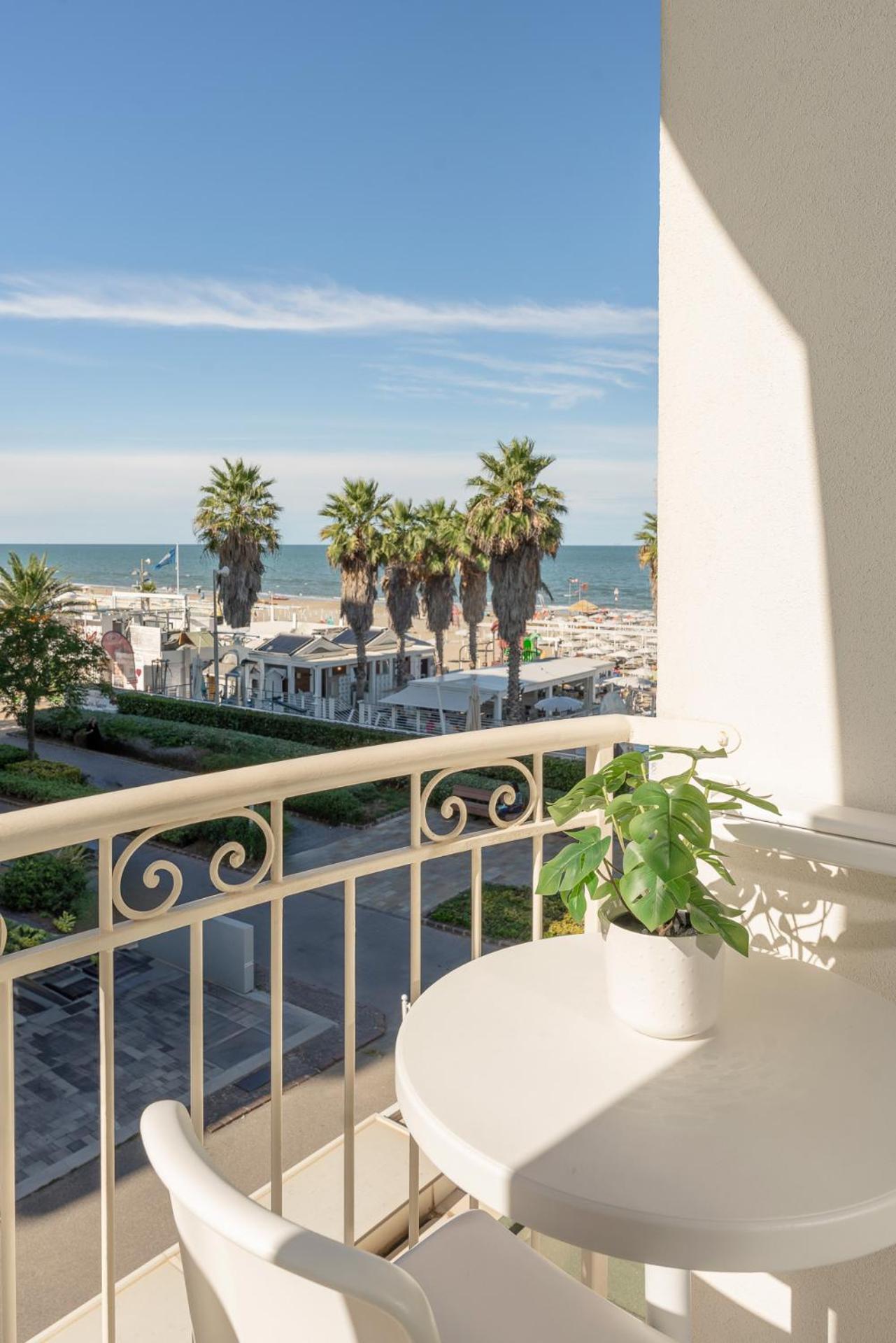 Hotel Ca' Bianca Riccione Exterior photo