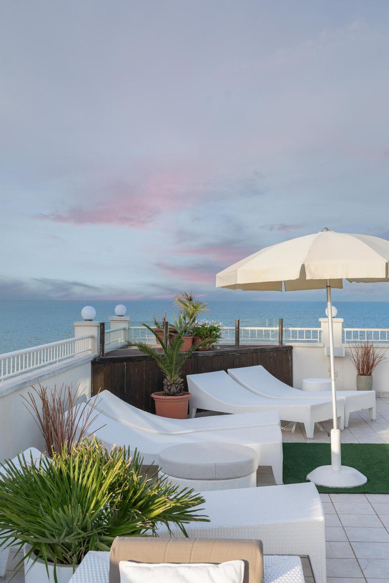 Hotel Ca' Bianca Riccione Exterior photo