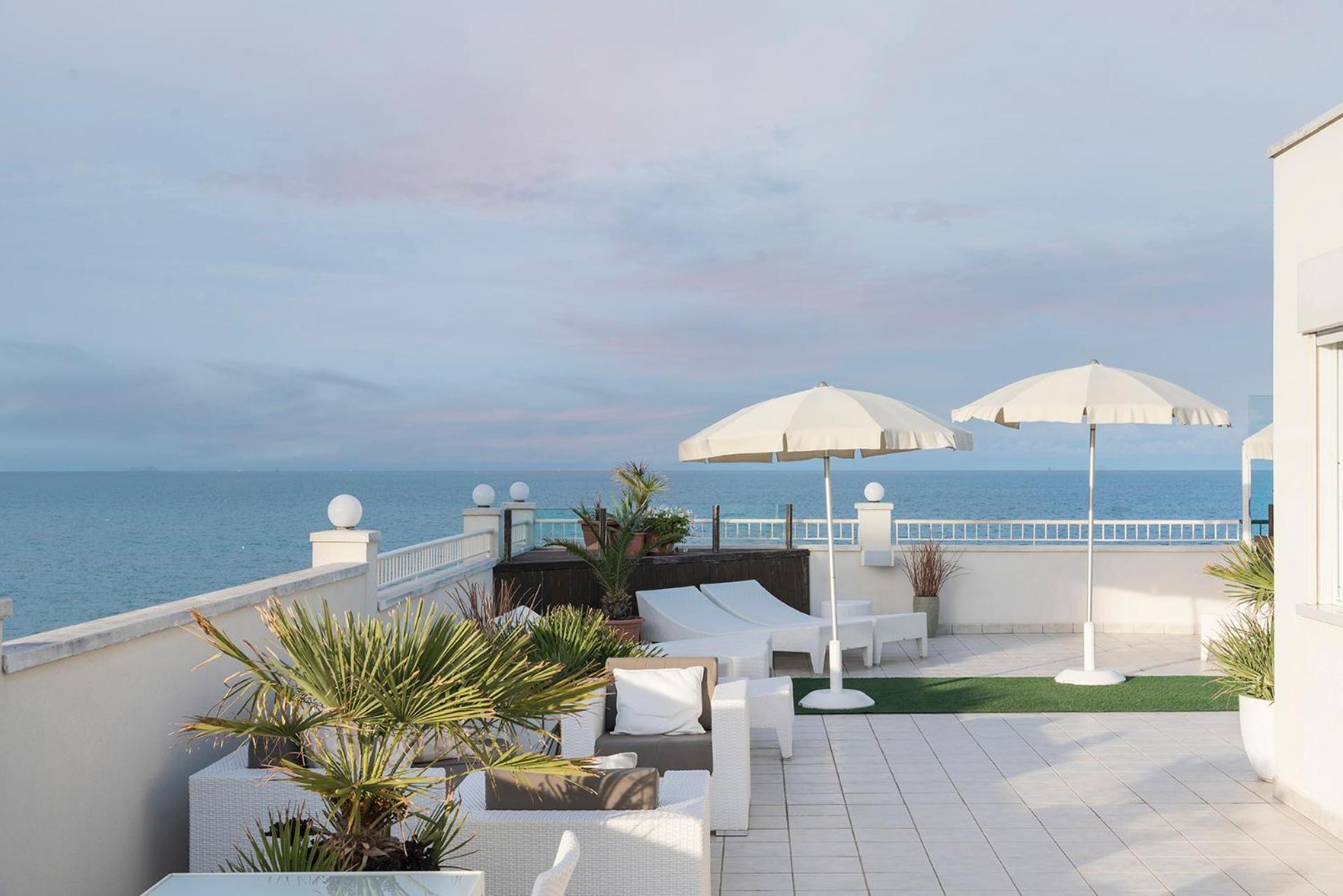 Hotel Ca' Bianca Riccione Exterior photo