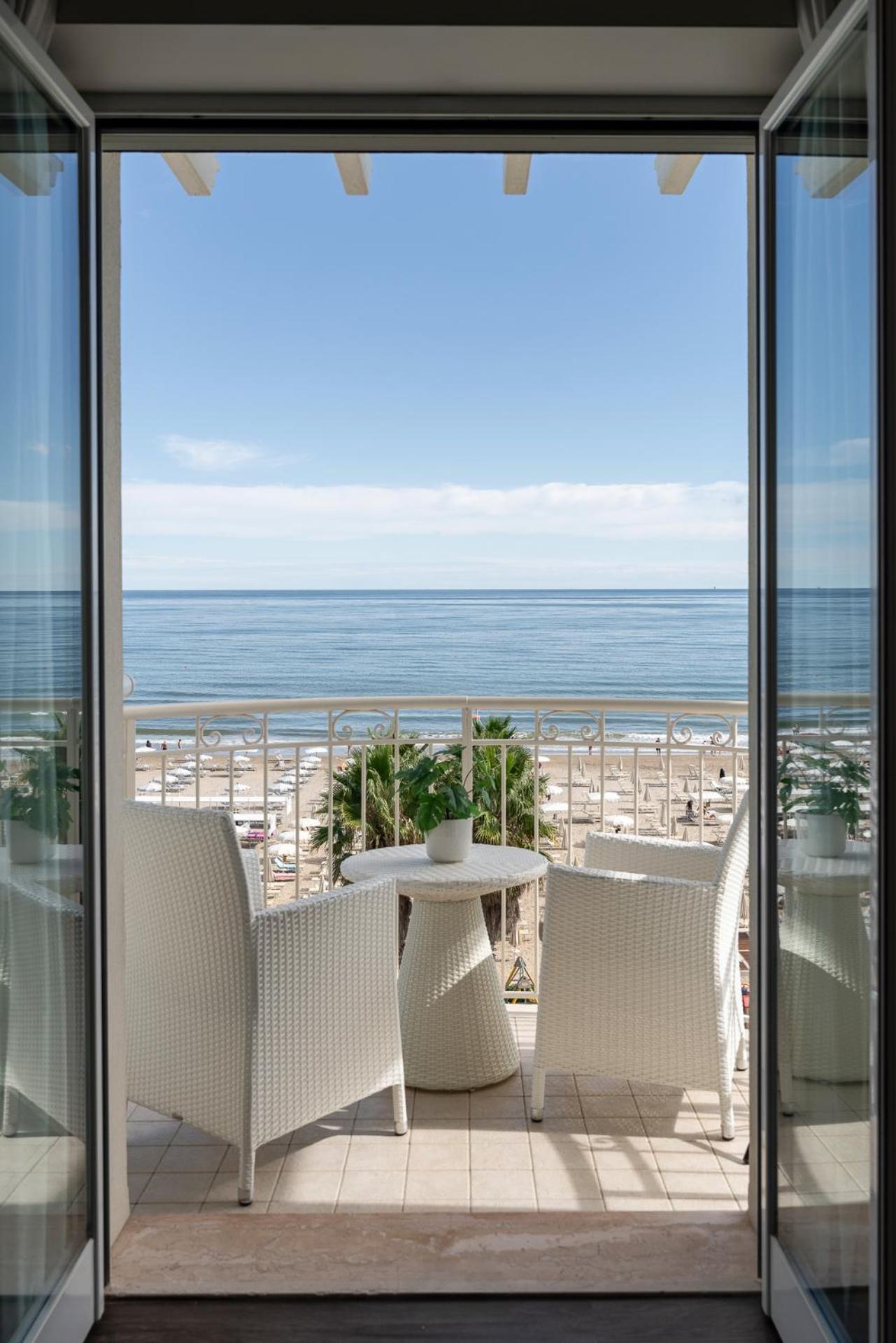 Hotel Ca' Bianca Riccione Exterior photo